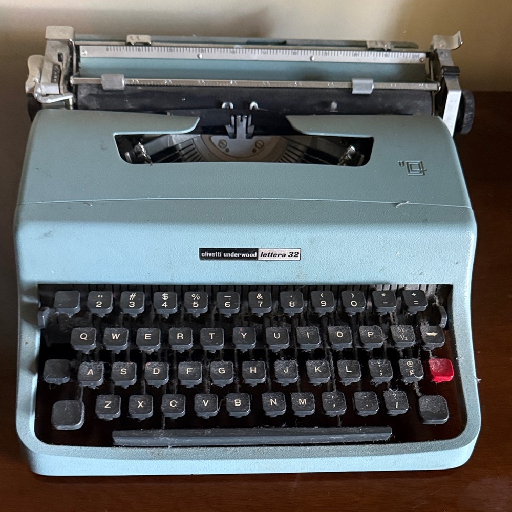 Olivetti Underwood Lettera 32 Typewriter in Light Blue